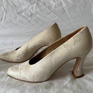 White Floral Pattern Vintage High Heels - Size 8M